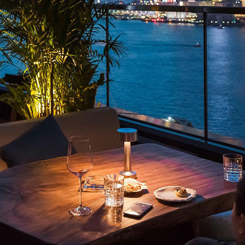 Luminária - de Mesa LED Recarregável com Design Moderno Minimalista