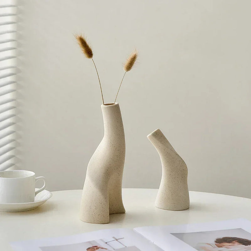 Vaso Escultural Fosco Minimalista em Resina Preto ou Areia