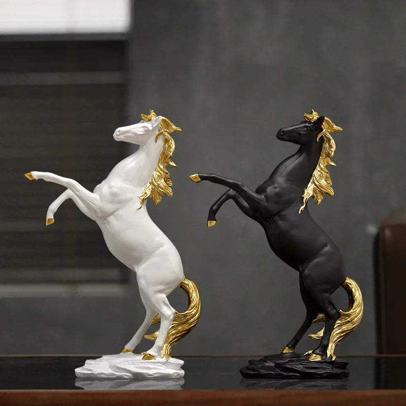 Escultura de Cavalo Real em Resina com Detalhes Dourados