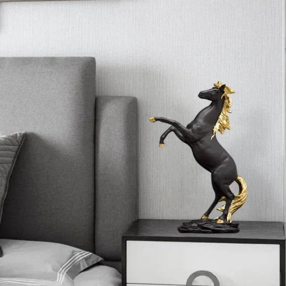 Escultura de Cavalo Real em Resina com Detalhes Dourados