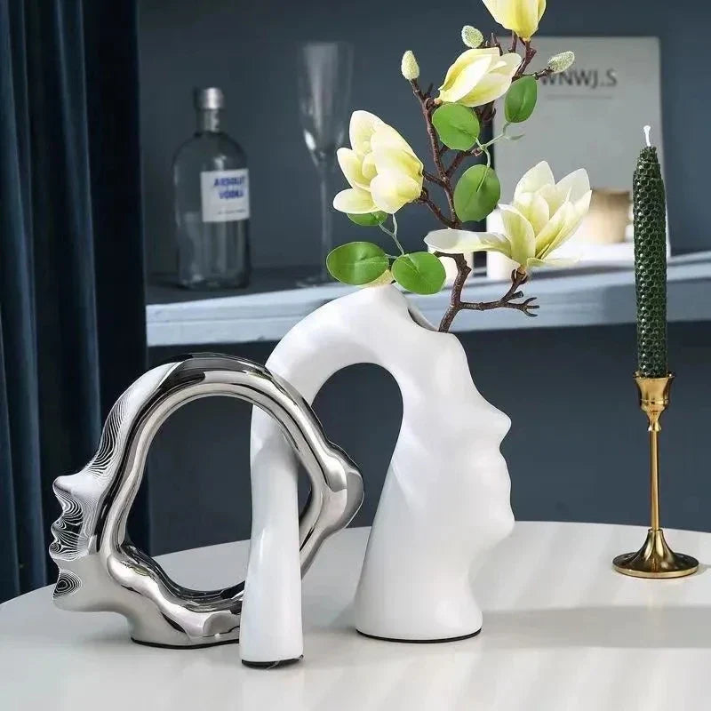 Vaso Decorativo Faces Entrelaçadas em Cerâmica Esmaltada