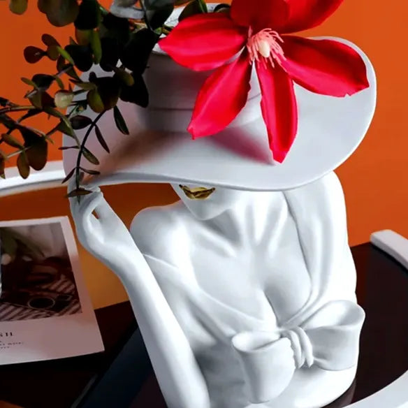 Vaso em Resina Modelo Feminino com Chapéu