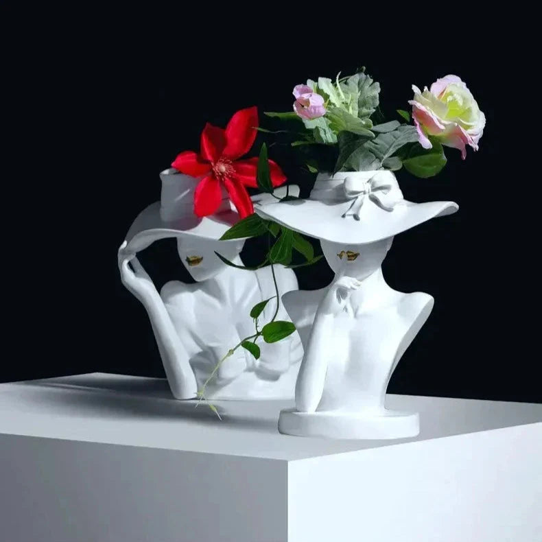 Vaso em Resina Modelo Feminino com Chapéu