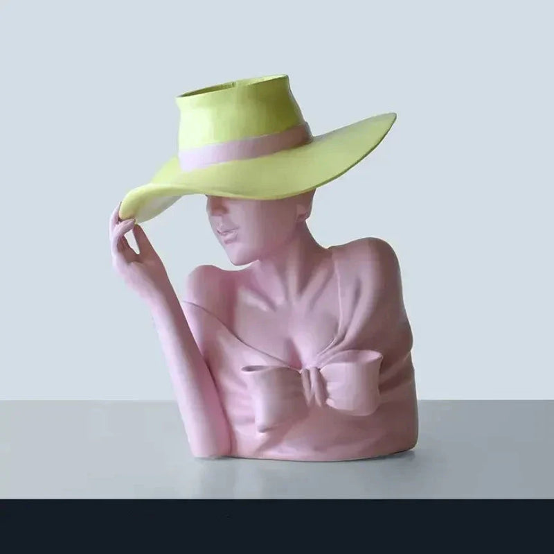 Vaso em Resina Modelo Feminino com Chapéu