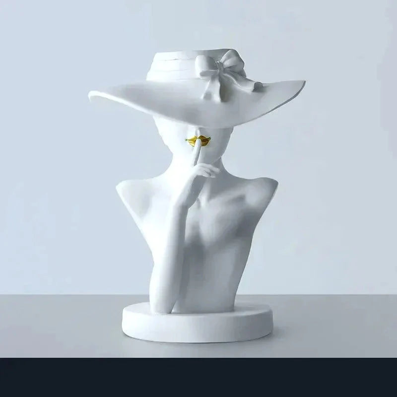 Vaso em Resina Modelo Feminino com Chapéu