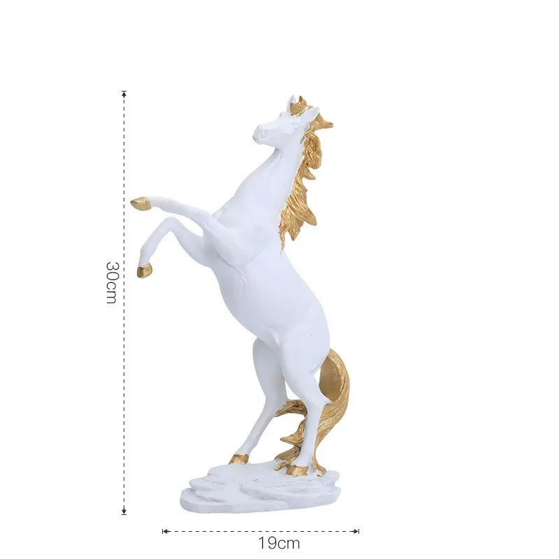 Escultura de Cavalo Real em Resina com Detalhes Dourados